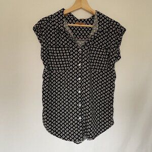 Jachs Girlfriend size s button down short sleeved collared shirt pockets rayon
